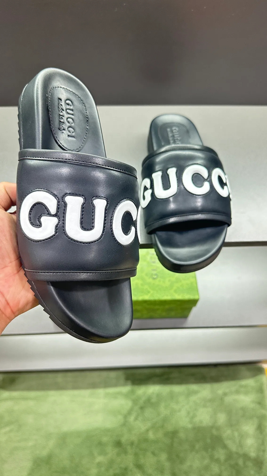 [G Family Couple Style] P: 320💰Female size 36~40 Men's size 39~45, (46. Custom-made GG slippers for men and women. This slipper is made of GG polyester fiber and is decorated with a Gucci label on the front, which adds a striking logo feel to the style. Beige GG recycled polyester fiber, same size for men and women, leather trim